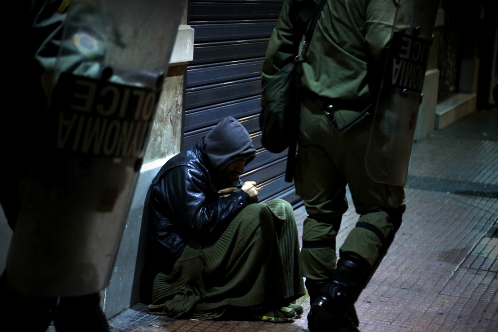 Καταγγελία: ΜΑΤ ξυλοκόπησαν και βασάνισαν άστεγο στα Εξάρχεια (Video)  - Media