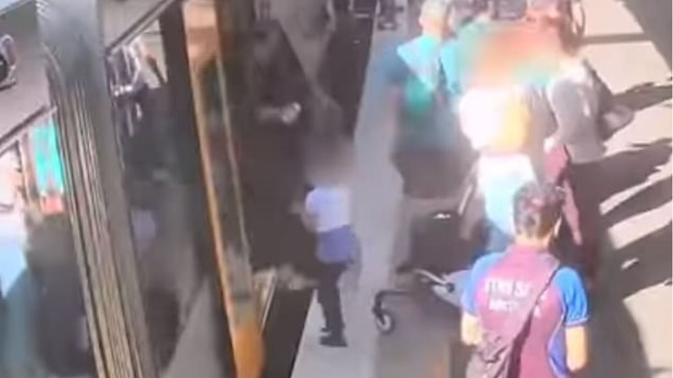 Ο χειρότερος εφιάλτης μιας μητέρας – Είδε το 4χρονο παιδί της να πέφτει στο κενό στις γραμμές του μετρό (Video) - Media
