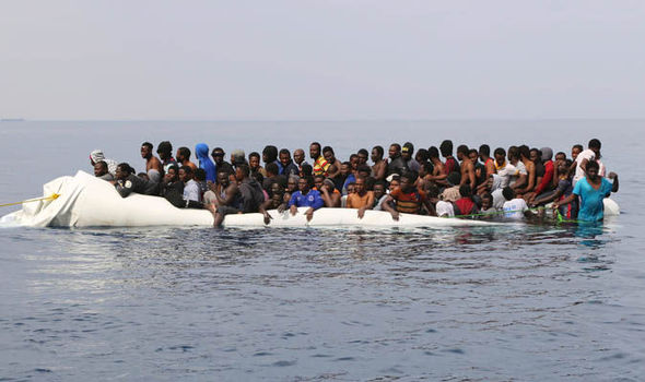 Νέα τραγωδία στη Μεσόγειο - Ανατροπή σκάφους με 70 μετανάστες ανοιχτά της Τυνησίας - Media