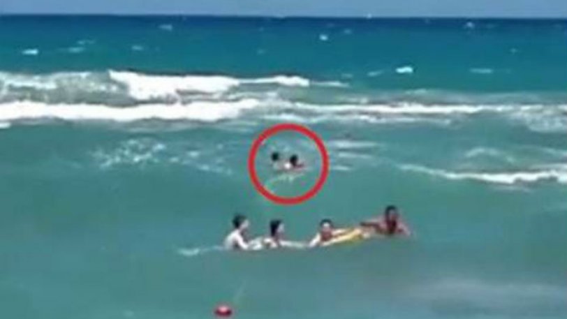 Κρήτη: Καρέ-καρέ η στιγμή που ναυαγοσώστης σώζει τουρίστρια από μανιασμένα κύματα (Video) - Media