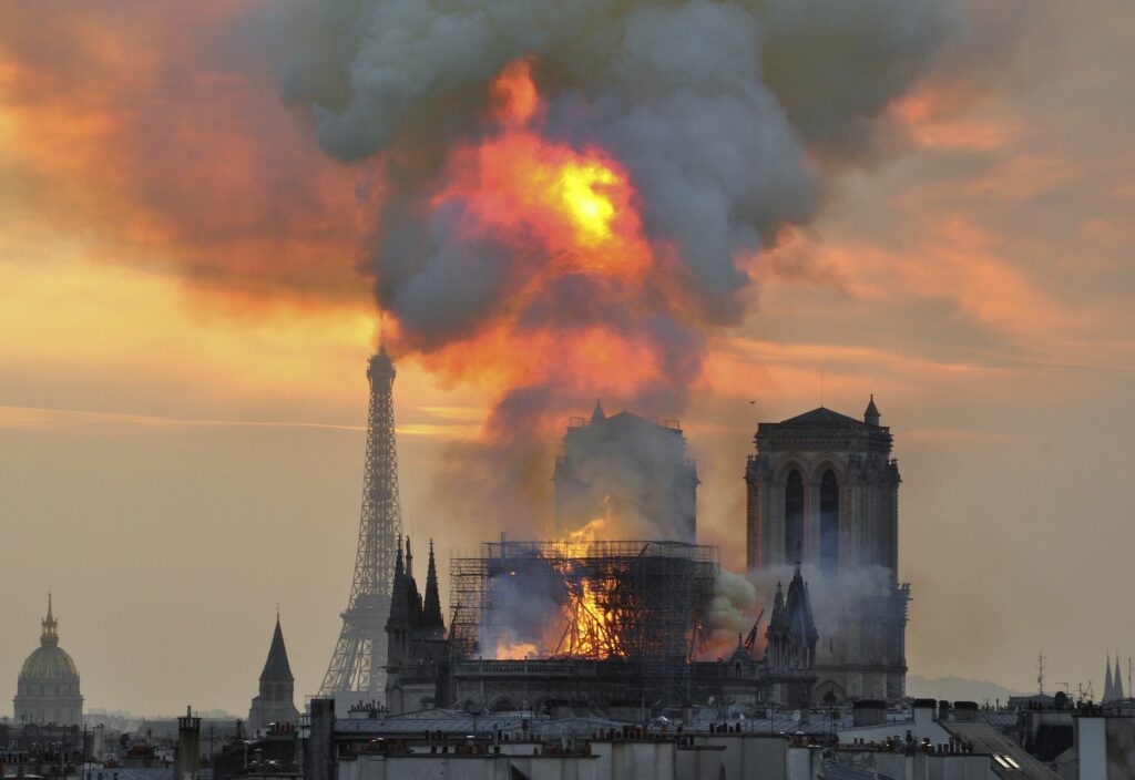 Ο καύσωνας στη Γαλλία απειλεί ό,τι απέμεινε από την Παναγία των Παρισίων - Media