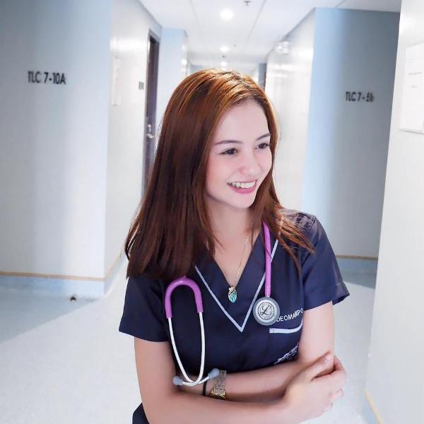 Νοσοκόμα αντάλλαξε 500 ερωτικά sms με κρατούμενο φυλακών και απολύθηκε  - Media