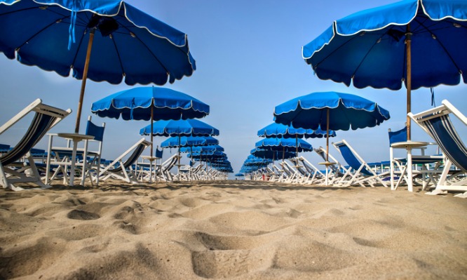 Κόλπα για να μειώσετε την αφόρητη ζέστη στην παραλία  - Media