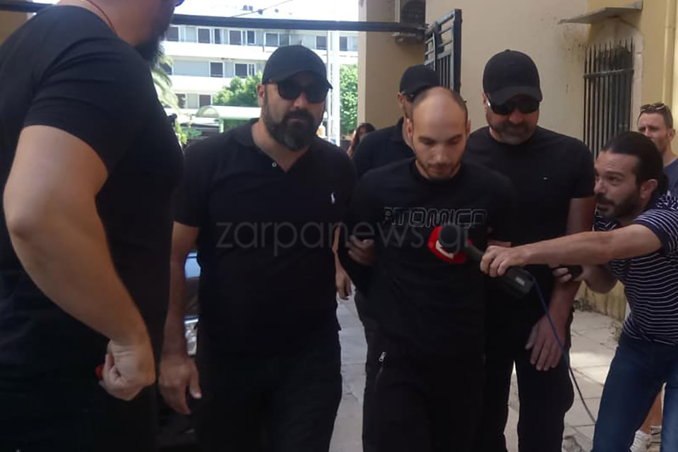 Αμίλητος και κατσουφιασμένος ο δολοφόνος της βιολόγου στον ανακριτή (Photos/Video) - Media