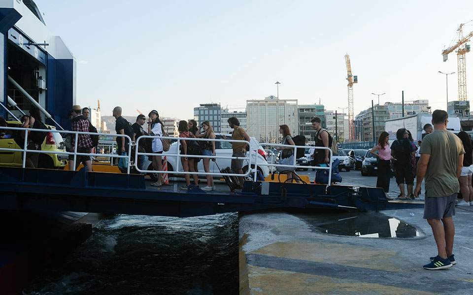Όπου φύγει, φύγει - Μαζική έξοδος αδειούχων από Αττική και Θεσσαλονίκη - Μποτιλιαρίσματα και υψηλές θερμοκρασίες - Media