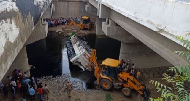 Ινδία: Λεωφορείο έπεσε σε ποτάμι - Τουλάχιστον 29 οι νεκροί (Video | Photo) - Media