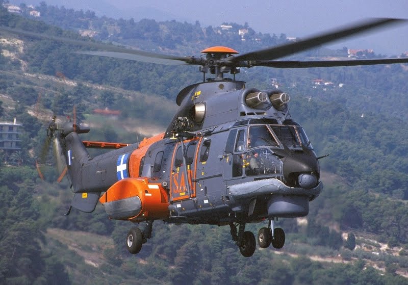 Ελικόπτερο Super Puma της Πολεμικής Αεροπορίας, μετέφερε μητέρα και το νεογνό της από τη Σίφνο στην Αθήνα. - Media