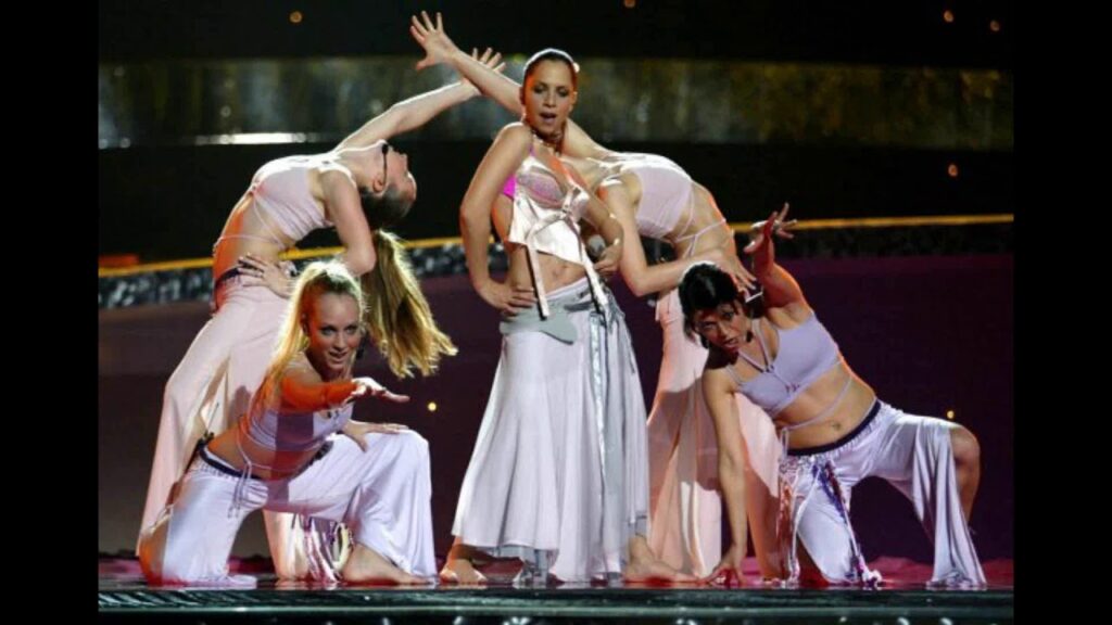 Έπεσε στη σκηνή η Σερντάπ Ερενέρ - Το ατύχημα της νικήτριας της Eurovision 2003 (Video) - Media