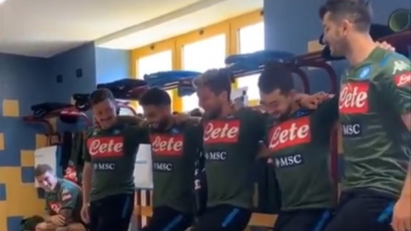 Απολαυστικό: Ο Μανωλάς μαθαίνει συρτάκι τους συμπαίκτες του στη Νάπολι (Video) - Media