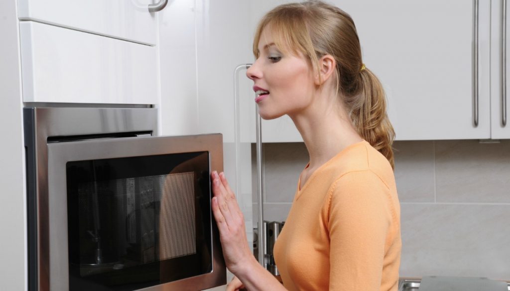 Δείτε πώς μπορείτε να ζεστάνετε δύο πιάτα στον φούρνο μικροκυμάτων (Video | Photo) - Media