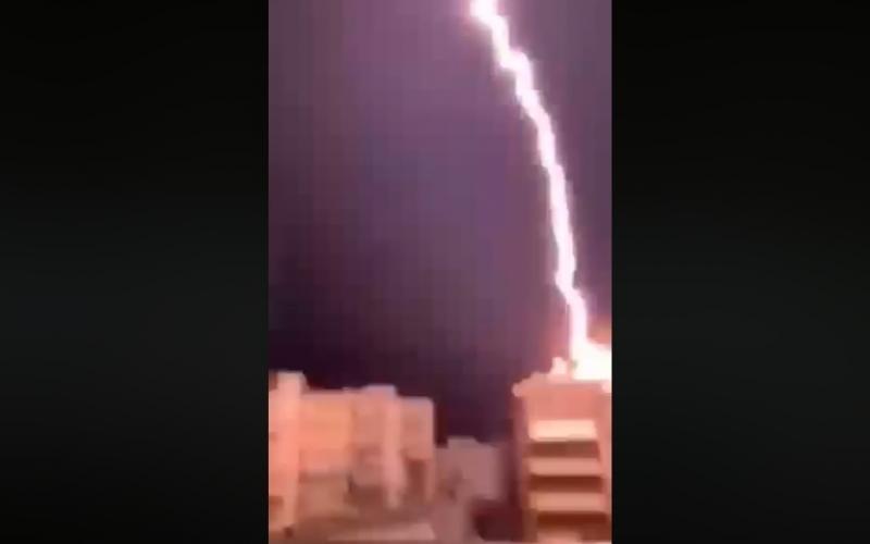 Απίστευτο βίντεο: Η στιγμή που κεραυνός χτυπάει πολυκατοικία στη Θεσσαλονίκη (Video) - Media