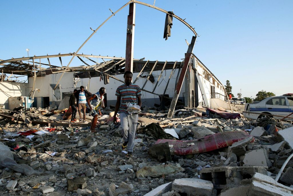ΕΕ και ΟΗΕ ζητούν έρευνα για τον βομβαρδισμό κέντρου κράτησης μεταναστών στη Λιβύη - Media