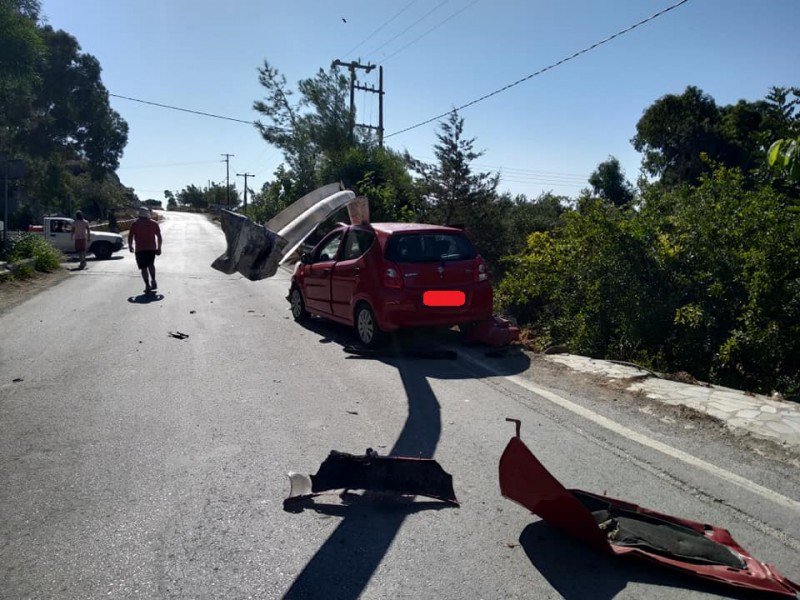 Εφιαλτικό τροχαίο στην Ιεράπετρα: Άμορφη μάζα το αυτοκίνητο (Photos) - Media