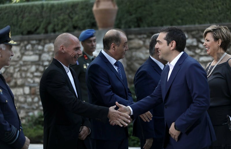 Αμηχανία στην χειραψία Τσίπρα - Βαρουφάκη στο Προεδρικό (Video) - Media