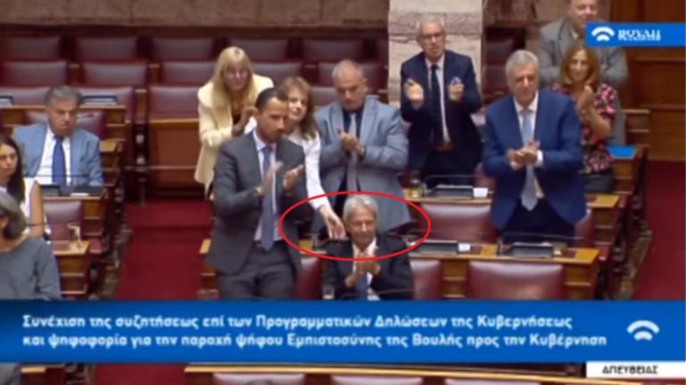 Στιγμές γέλιου: «Σήκω πάνω» - Το σκούντημα σε βουλευτή του Βελόπουλου που χειροκροτούσε καθιστός (Video)   - Media