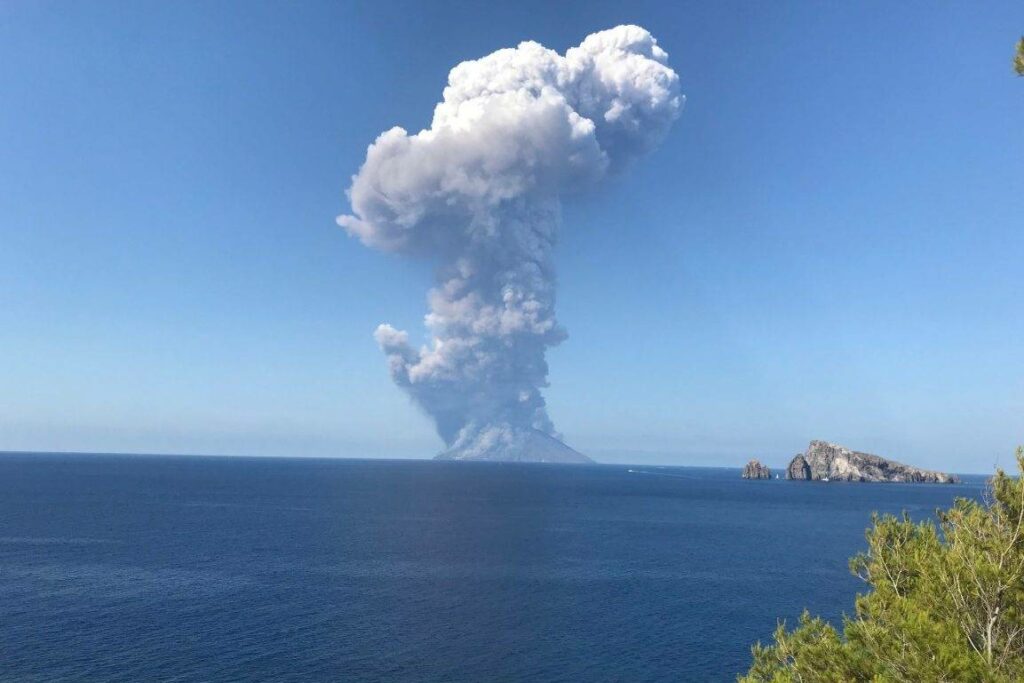 Νεκρός και τραυματίας από την έκρηξη του Στρόμπολι - Τέφρα, λάβα και πανικός (Video) - Media