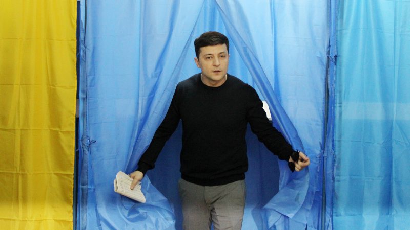 Ουκρανία: Ο πρόεδρος Ζελένσκι οδεύει σε ευρεία νίκη στις πρόωρες βουλευτικές εκλογές   - Media