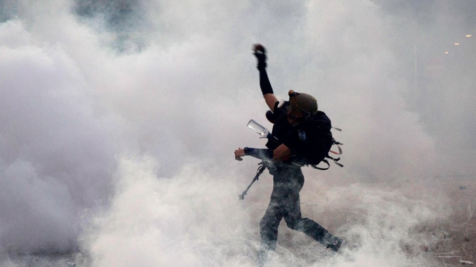 Νέα καθιστική διαμαρτυρία στο διεθνές αεροδρόμιο του Χονγκ Κονγκ  - Media