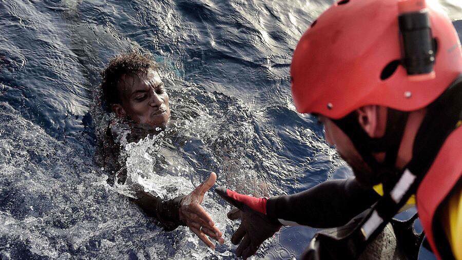 Μετανάστες πήδηξαν στη θάλασσα για να φτάσουν στη Λαμπεντούζα μετά από 19 ημέρες εν πλω - Media