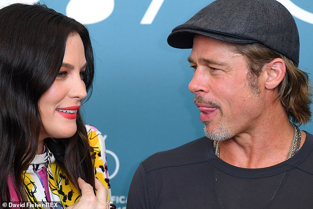 Ο Μπραντ Πιτ δεν μπόρεσε να πάρει τα μάτια του από τη Λιβ Τάιλερ (Photos) - Media