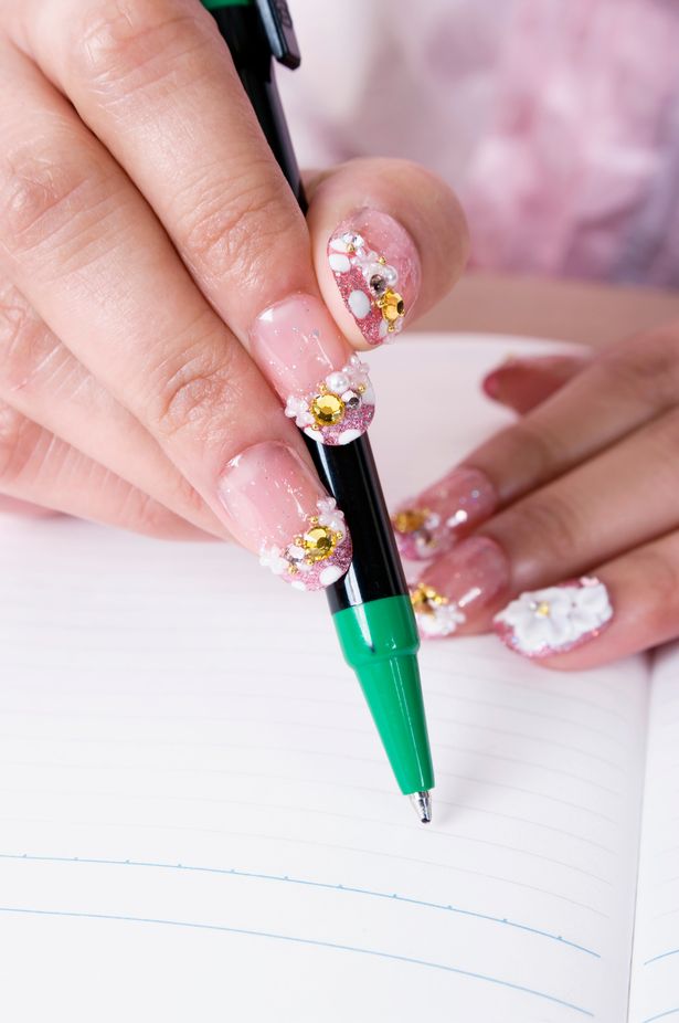 Έξαλλοι γονείς με σχολείο που απαγόρευσε τα ψεύτικα νύχια σε μαθητές - Media