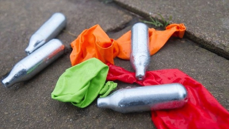 Αμπούλες γέλιου: Η χρήση και οι κίνδυνοι - Media