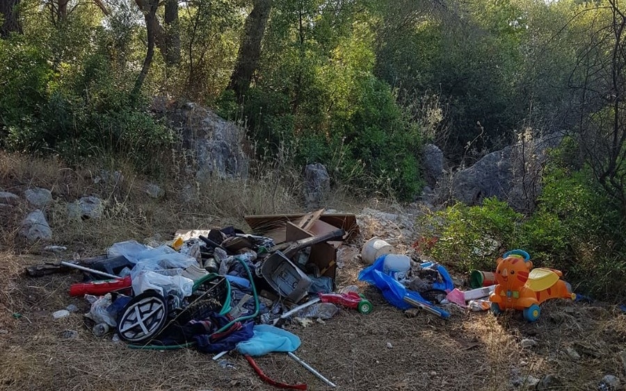 Ντροπή: «Πήχτρα» στα σκουπίδια πανέμορφο πευκοδάσος της Κεφαλονιάς (Photos) - Media Gallery 8