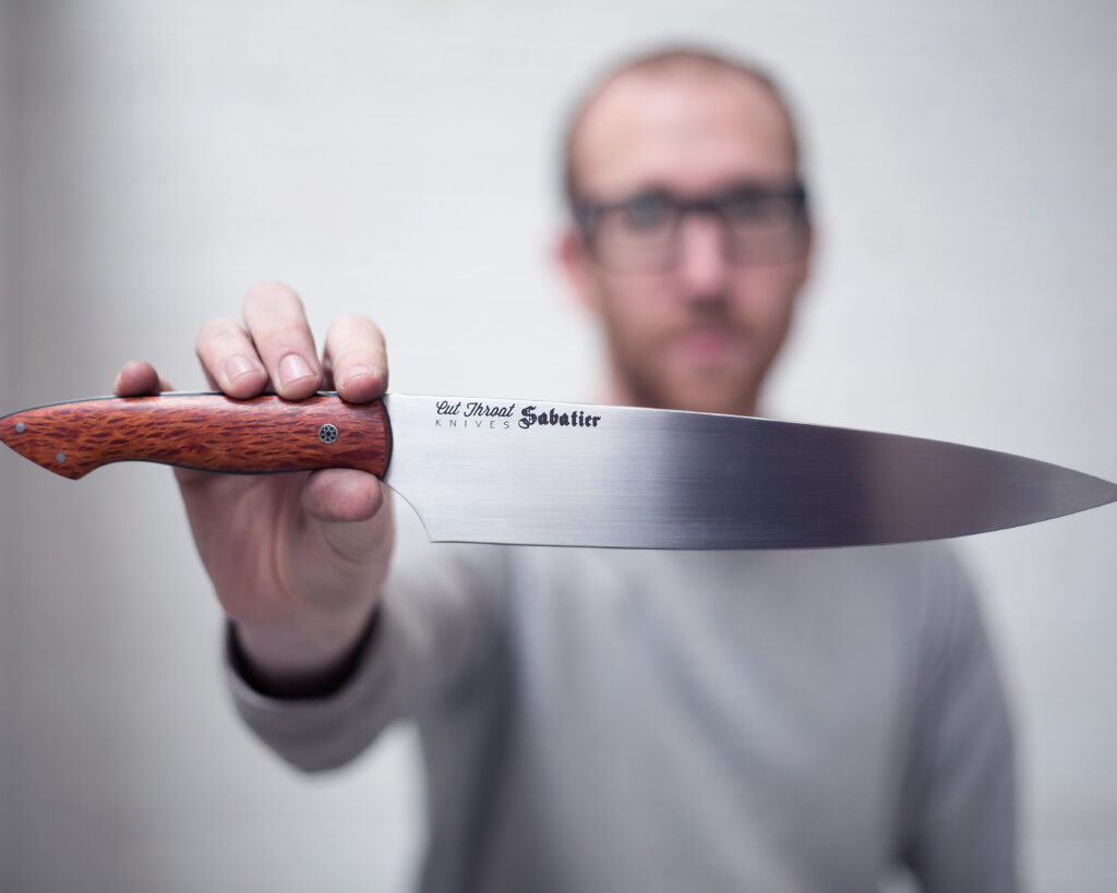 Προϊστάμενος έβαλε το μαχαίρι στο λαιμό μαγείρισσας για να μην «ξεσηκώνει» τους άλλους εργαζόμενους - Media