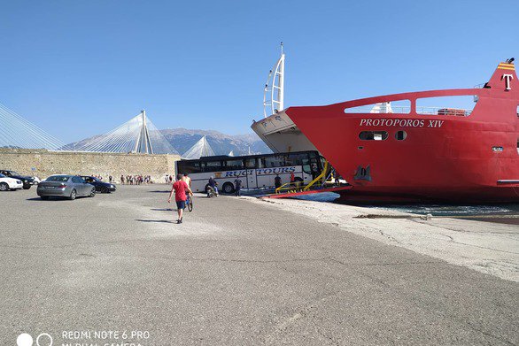 Λεωφορείο «βρήκε» στο έδαφος κατά την φόρτωσή του σε πλοίο στο Ρίο (Video) - Media
