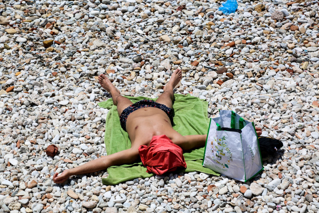 Ένας στους δύο Έλληνες δεν μπορεί να κάνει διακοπές ούτε μία εβδομάδα - Media