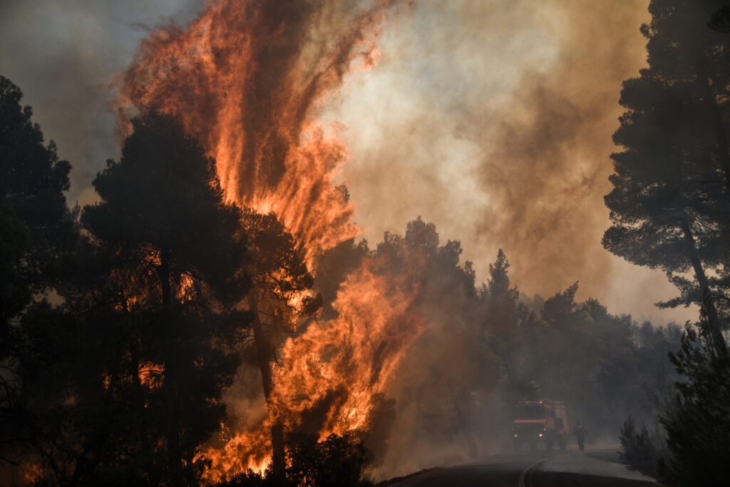 Μαίνεται η πυρκαγιά στην Εύβοια - Πυκνοί καπνοί στην Αττική - Media