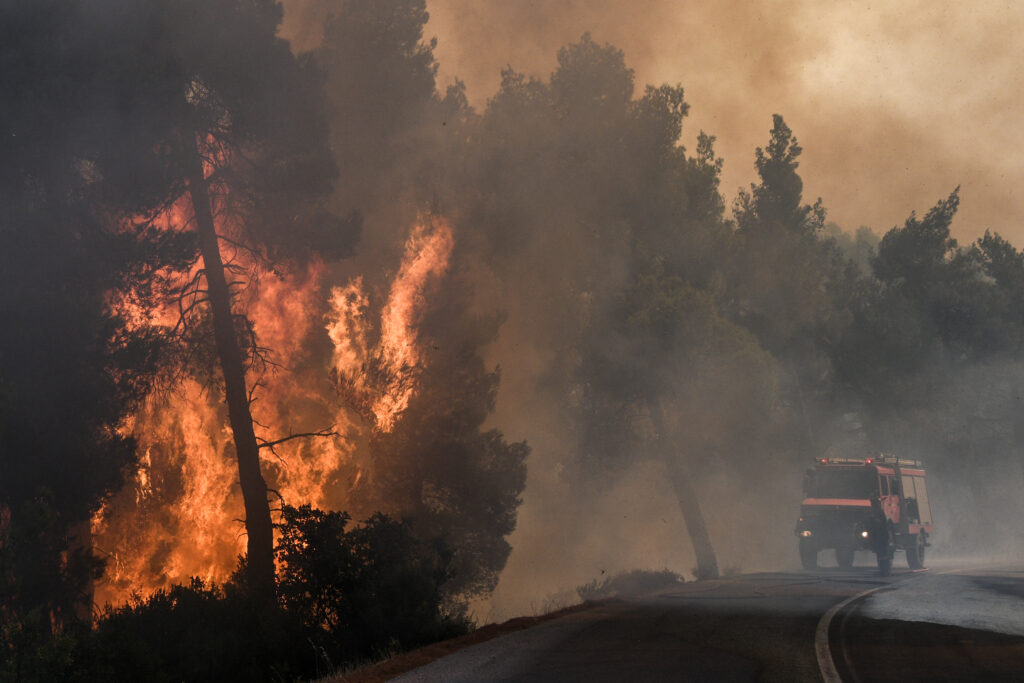 Ολονύχτια μάχη με τις φλόγες στην Εύβοια - Σε κατάσταση έκτακτης ανάγκης ο δήμος Διρφύων, 11 χλμ. το μέτωπο της φωτιάς - Media