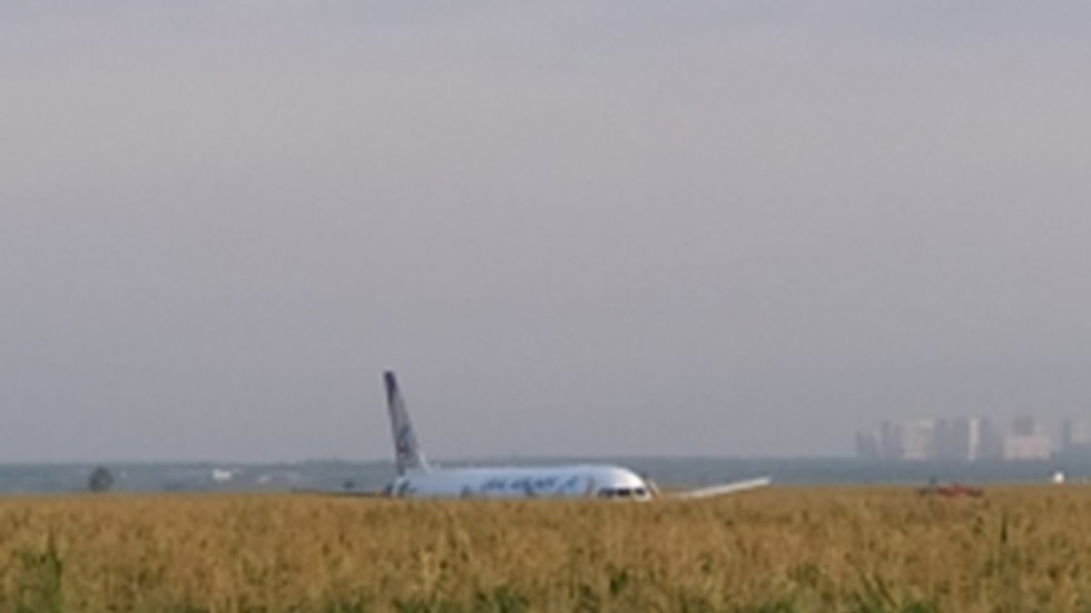 Μόσχα: Αναγκαστική προσγείωση αεροσκάφους σε χωράφι μετά από σύγκρουση με γλάρους – Απίστευτες εικόνες (Photos/Videos) - Media