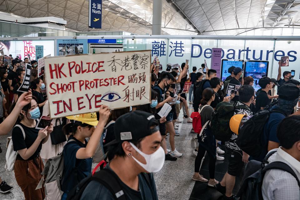 Συνεχίζονται οι διαδηλώσεις στο Χονγκ Κονγκ - Δεύτερη ημέρα «μπλακ άουτ» στο αεροδρόμιο - Media