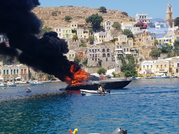 «Στάχτη» ταχύπλοο μέσα στο λιμάνι της Σύμης - Καταστράφηκε από φωτιά (Photos/Video) - Media Gallery 8