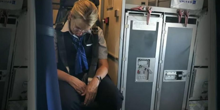 Αεροσυνοδός  ήταν μεθυσμένη σε πτήση - Παραπατούσε, έπεφτε στους επιβάτες  (Video) - Media