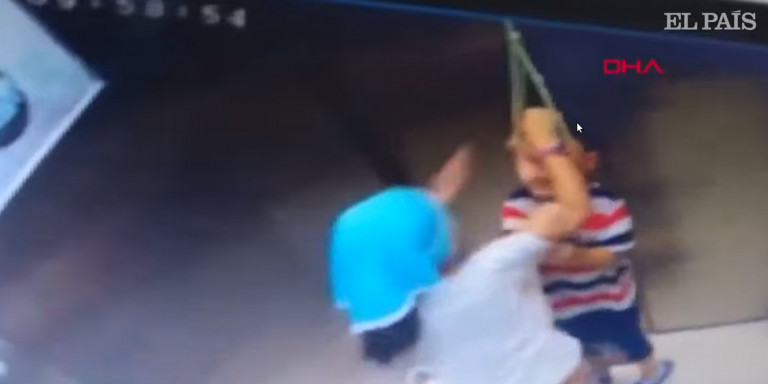 Βίντεο-σοκ στην Τουρκία: Αγόρι κρεμάστηκε σε ασανσέρ και παραλίγο να πνιγεί - Media