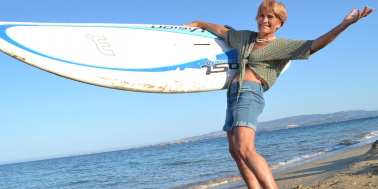 Αναστασία Γερολυμάτου: Η 81χρονη σέρφερ είναι έτοιμη για το Γκίνες - Επιχειρεί να διανύσει 18 μίλια με windsurf - Media