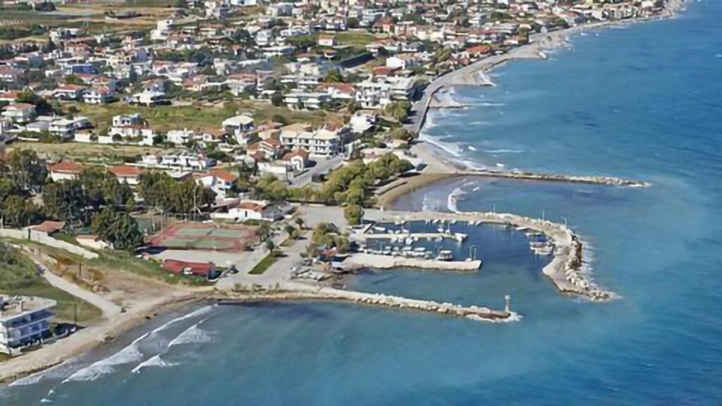 Αυτοκίνητο έκανε «βουτιά» σε λιμάνι στον Άσσο Κορινθίας (Photos) - Media