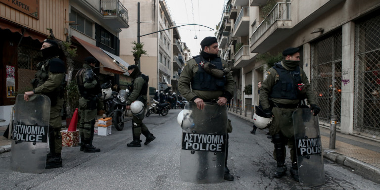 Μεγάλη επιχείρηση της Αστυνομίας στα Εξάρχεια - Μπήκαν σε 4 υπό κατάληψη κτίρια, έβγαλαν πάνω από 130 μετανάστες - Media