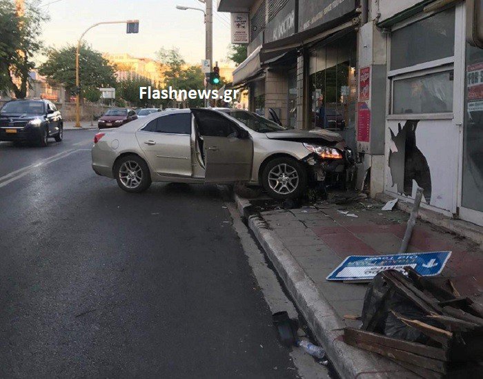 Χανιά: Αυτοκίνητο έπεσε σε βιτρίνες καταστημάτων - Media