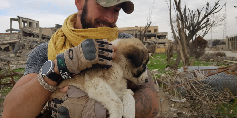 Barrie: Το κουτάβι που επέζησε από τη βομβαρδισμένη Συρία ζει με τον διασώστη του στη Βρετανία - Media