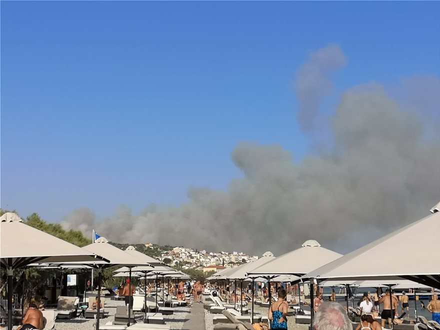 Ολονύχτια μάχη με τις φλόγες στη Σάμο - Εκκενώθηκαν ξενοδοχεία (Photos/Video) - Media