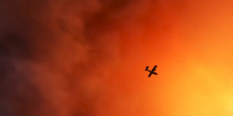 Υπεράνθρωπες προσπάθειες στην Εύβοια – Αεροπλάνα της Πυροσβεστικής παλεύουν με τις φλόγες (Videos) - Media