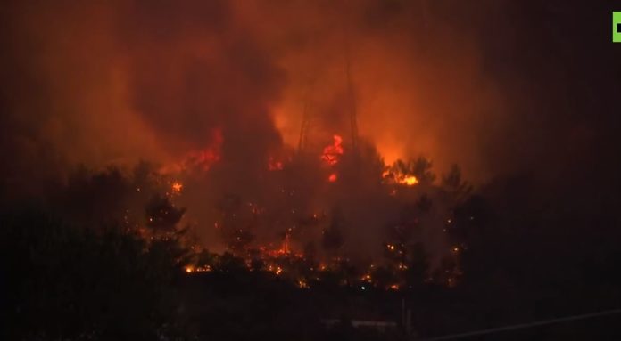 Πυρκαγιά στον Υμηττό: Οι συγκλονιστικές εικόνες που μετέδωσαν Sky News και RT (Videos) - Media