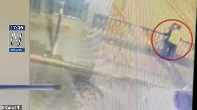 Το φιλί του θανάτου: Φιλιόντουσαν επάνω σε γέφυρα, έπεσαν κάτω στο δρόμο και σκοτώθηκαν (Video)  - Media