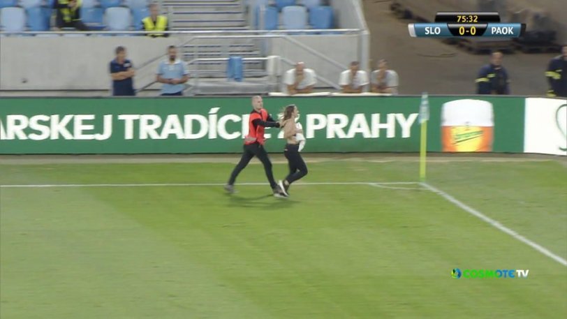 Ημίγυμνη εισέβαλε στο γήπεδο κατά τη διάρκεια του Σλόβαν-ΠΑΟΚ - Media