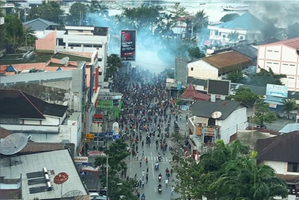 Ταραχές στην Ινδονησία: Διαδηλωτές καίνε κτίρια και αυτοκίνητα (Photos) - Media
