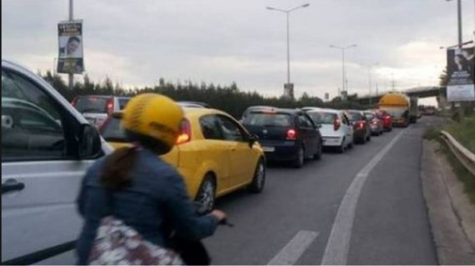 Καραμπόλα τεσσάρων οχημάτων στην Αθηνών - Κορίνθου - Media