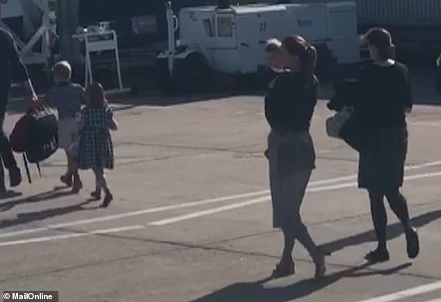 Ο πρίγκιπας Γουίλιαμ και η Κέιτ Μίντλετον σε low cost πτήση - «Μάθημα» σε Χάρι και Μέγκαν (Video) - Media